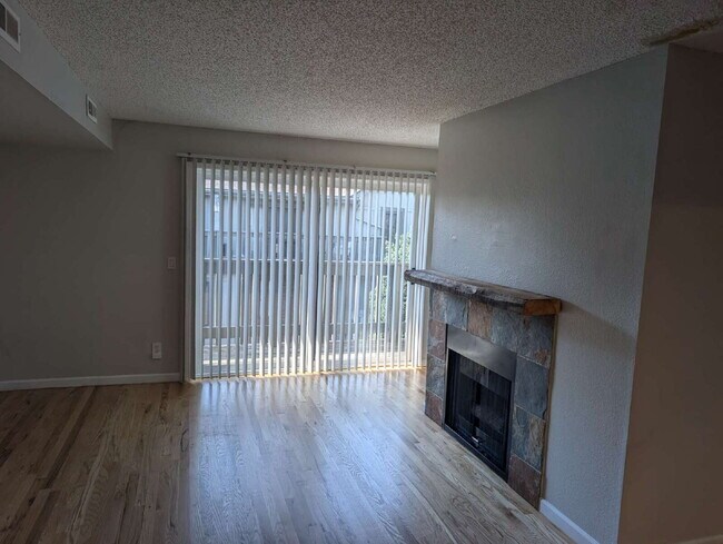 Foto del edificio - "Charming 2-Bed, 2-Bath Condo in Englewood...