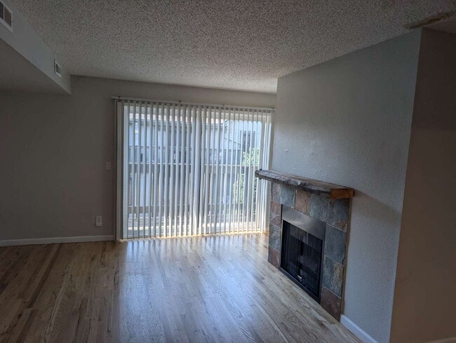 Building Photo - "Charming 2-Bed, 2-Bath Condo in Englewood...