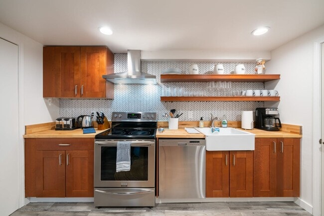 Foto del edificio - Golden Duplex > Unit is fully furnished feels like NEW!