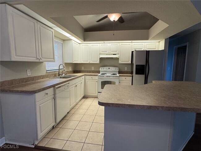 Foto del edificio - 1010 Candlelight Dr