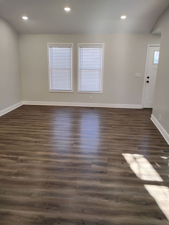 Building Photo - 26 Springbrook Cir