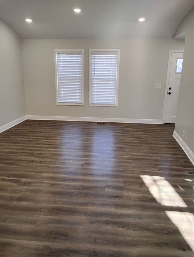 Building Photo - Spacious. Stylish. Short-Term Lease Perfection