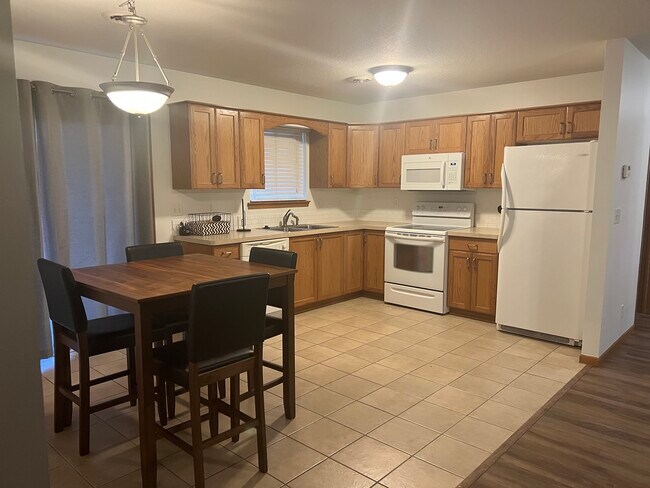 Building Photo - 3015 Brookville Dr