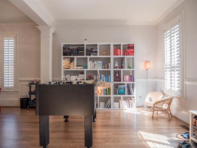 Foto del edificio - 1060 Pine Grove Ave NE