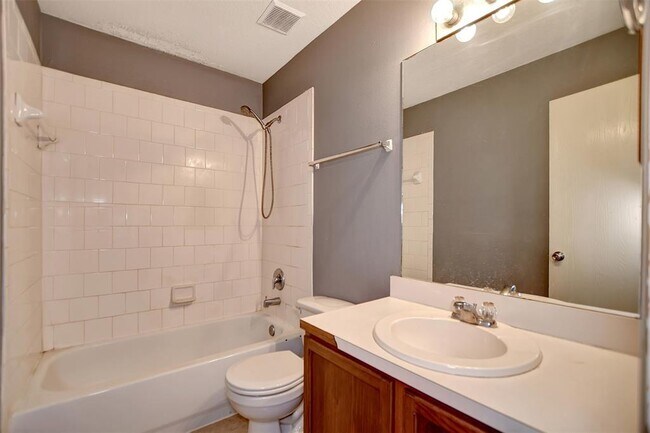 Building Photo - 17610 Hoover Gardens Dr