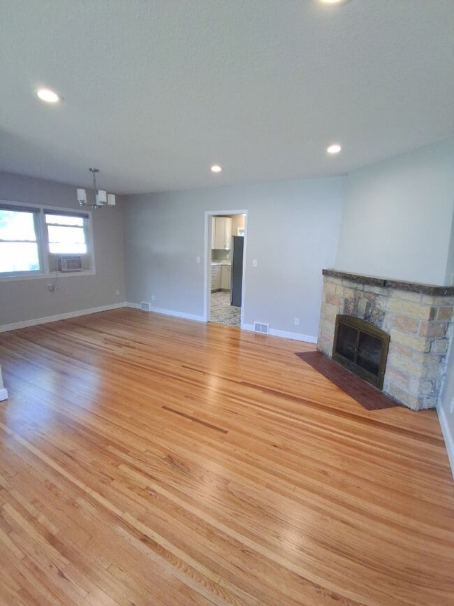 Building Photo - Renovated 3BR Duplex! Available Early Octo...