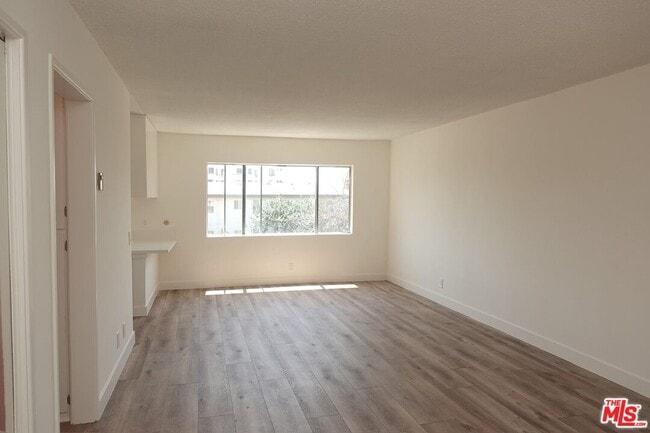 Building Photo - 1301 N Mansfield Ave