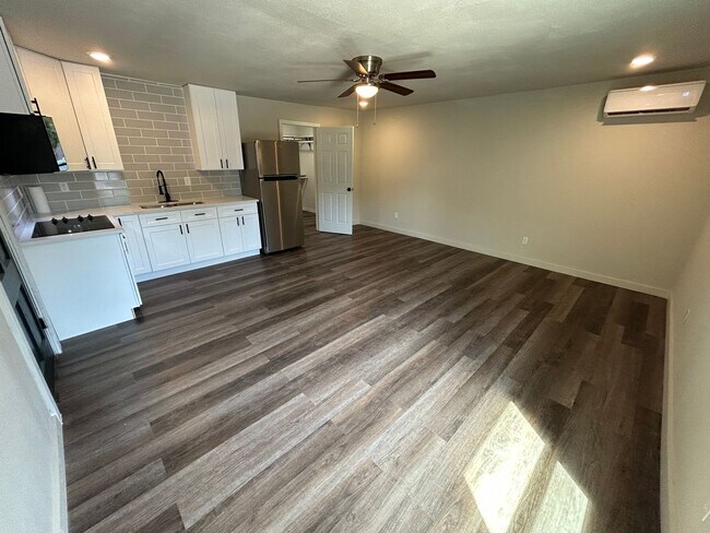 Foto del edificio - 1245 Kayton Avenue