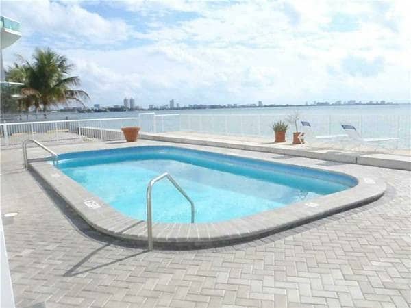 Building Photo - 2016 Bay Dr