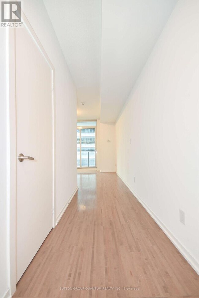 Photo du bâtiment - 65 Bremner Blvd