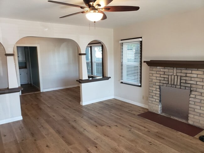 Building Photo - ROOMMATE ADDITION (1) -PLEASE CONTACT ISAB...