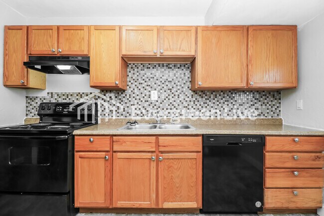 Foto del edificio - 725 Tyson Dr