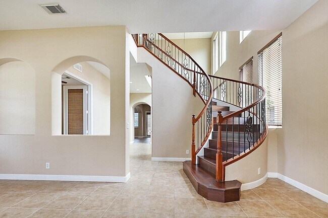 Building Photo - 748 Cresta Cir