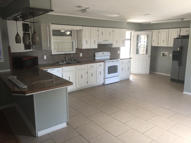 Building Photo - 104 S Maple St