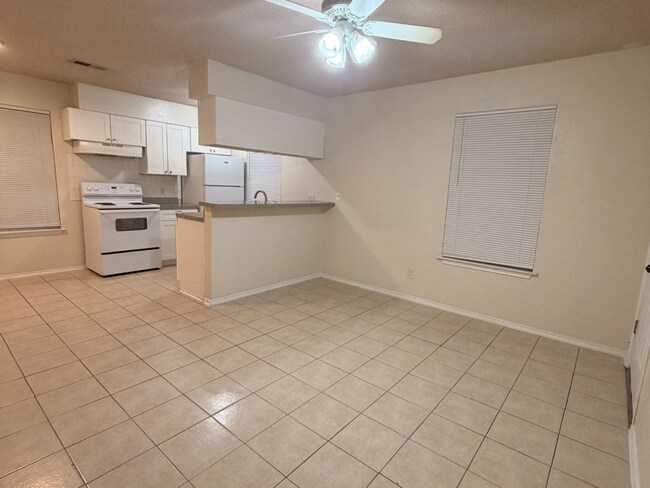 Foto del edificio - Bright & Inviting 2-Bedroom Duplex in a Highly Desirable Central Location