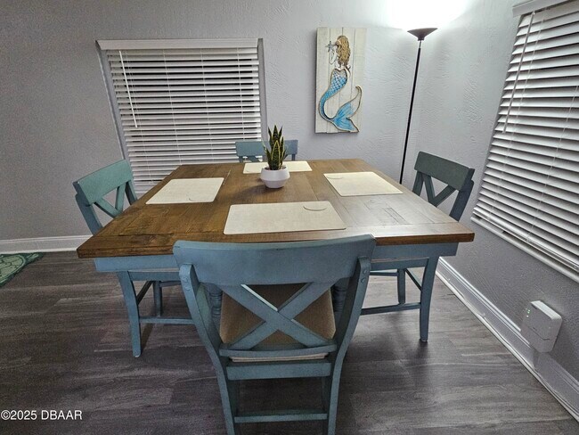 Foto del edificio - 62 Rivershore Dr