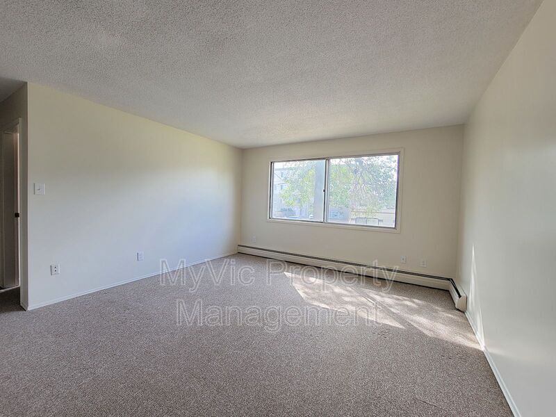 Photo du bâtiment - 10130-10152 152 St NW