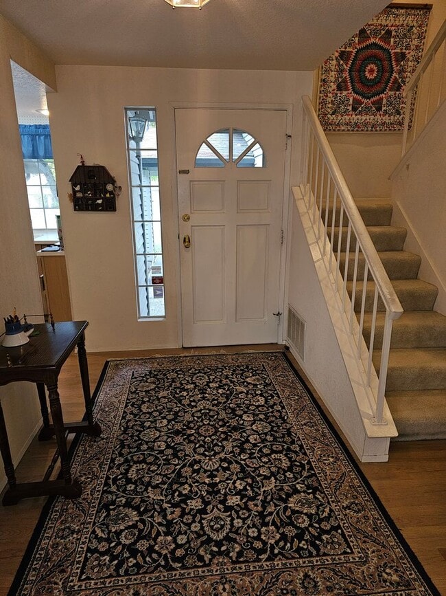 Building Photo - Bellevue area - Pembrook Meadows Community - 2 bedroom and 2 bathroom townhome. Available January...