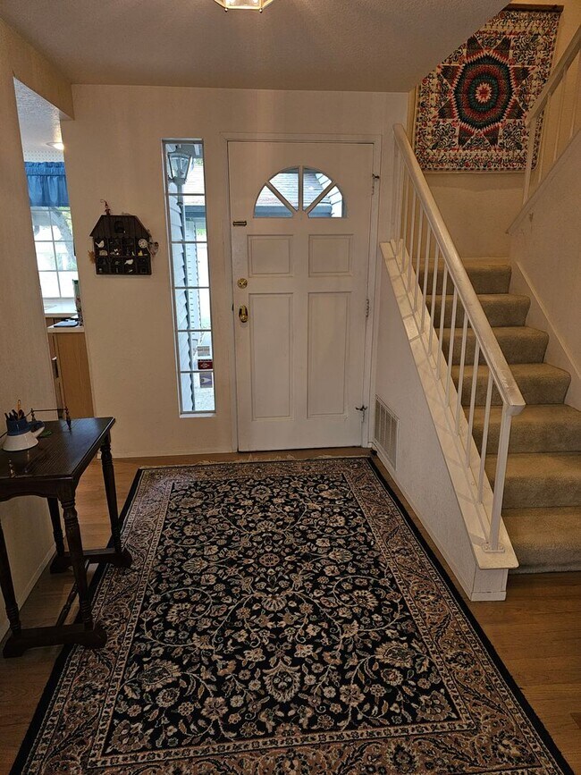 Foto del edificio - Bellevue area - Pembrook Meadows Community - 2 bedroom and 2 bathroom townhome. Available January...