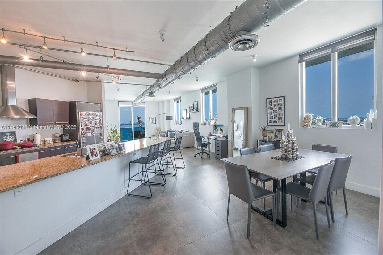 Foto principal - 700 NE 25th St