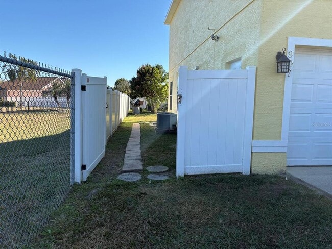 Foto del edificio - 907 Girard Dr