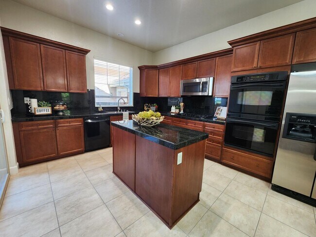 Building Photo - 6086 Cielo Cir