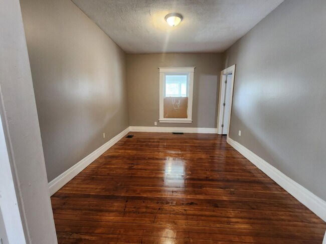 Building Photo - FIVE Bedroom Single Family Home!