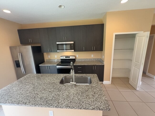 Foto del edificio - 5017 SW 165th Street Rd