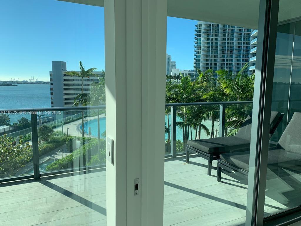 Foto principal - 650 NE 32nd St