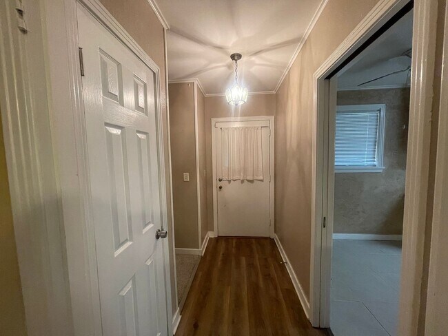 Building Photo - Spacious Brick Home Located In Broadmoor