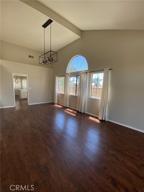 Foto del edificio - 6489 Holly Oak Dr