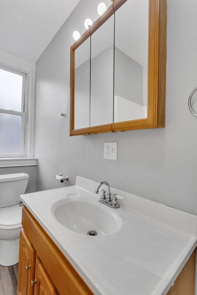 Foto del edificio - 5 bed 2 bath - completely updated top to bottom, central air, large yard, washer and dryer.