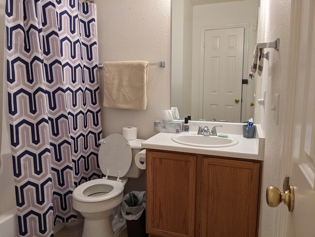 Baño 1 - 2201 Kaiser Dr