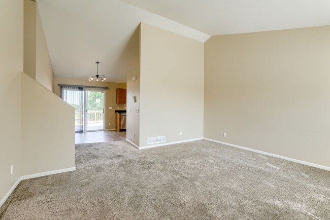 Foto del edificio - Charming Multi-Level ]Near Parks and Lakes!!