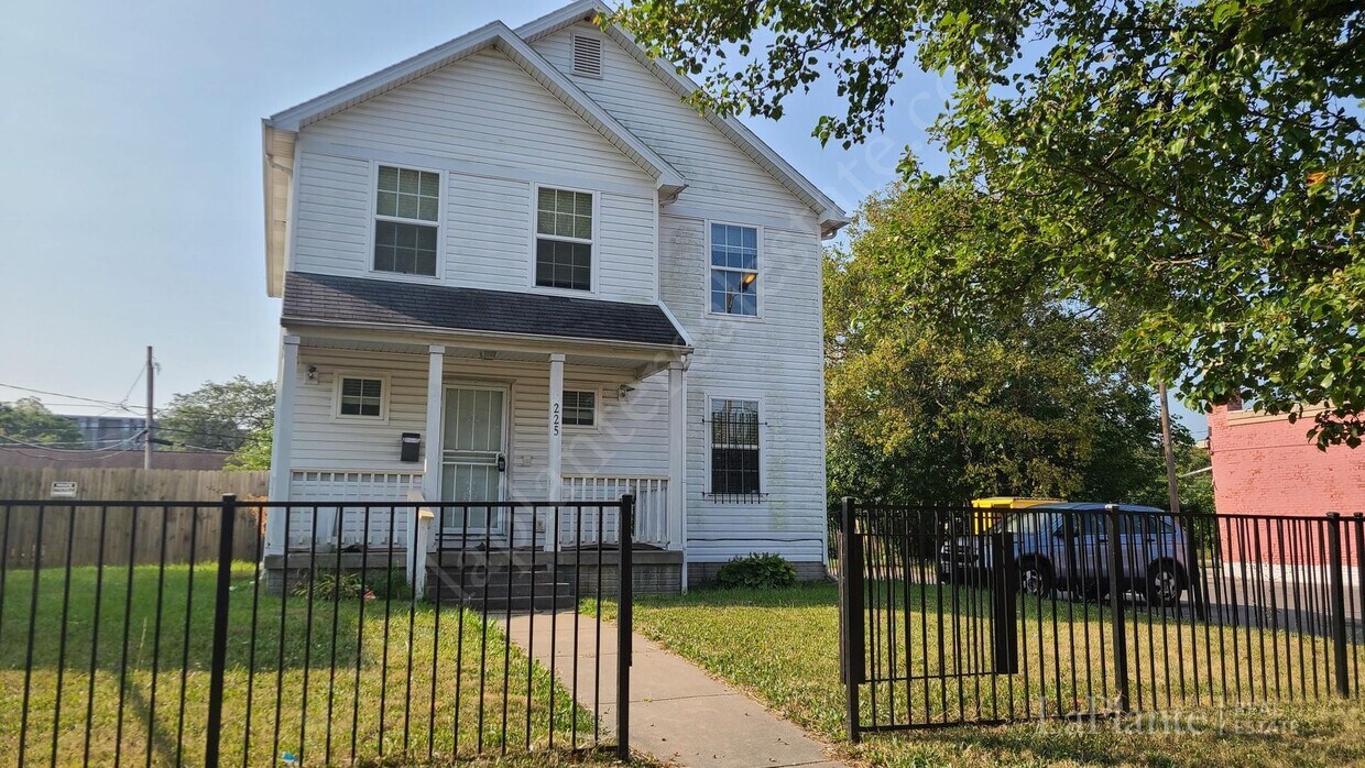 Primary Photo - Spacious Old West End Home for Rent