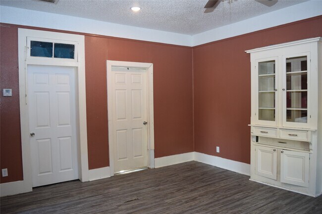 Building Photo - 815 6th Ave N