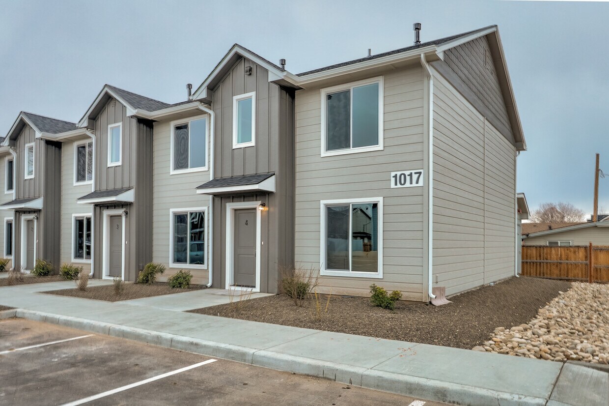 Primary Photo - 1017 E Iowa Ave
