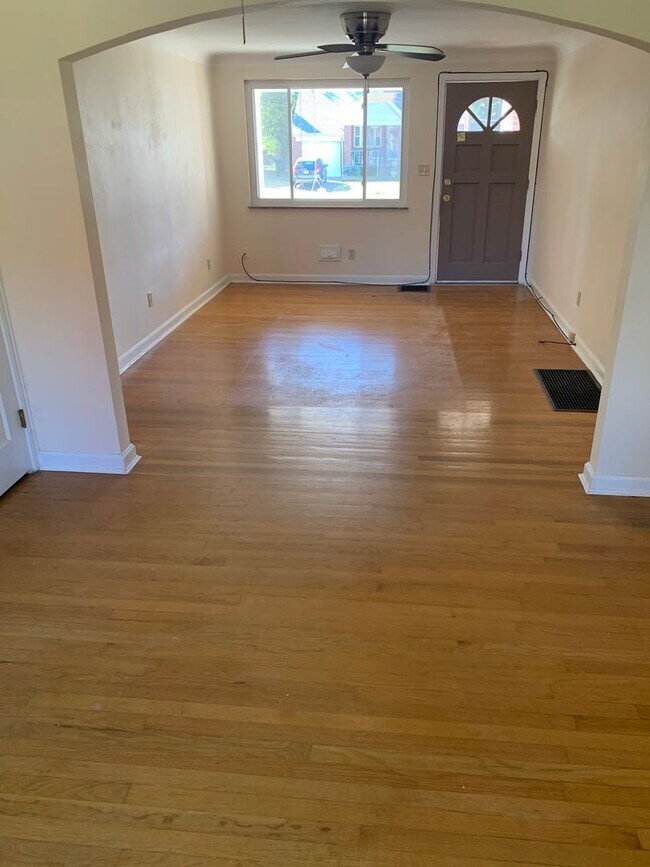 Building Photo - Lovely Ranch Home with Hardwood Floors and Finished Basement in Silverton