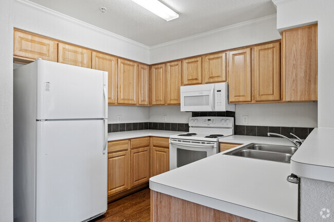 2BR, 2BA - 916SF - Creek View Apartments