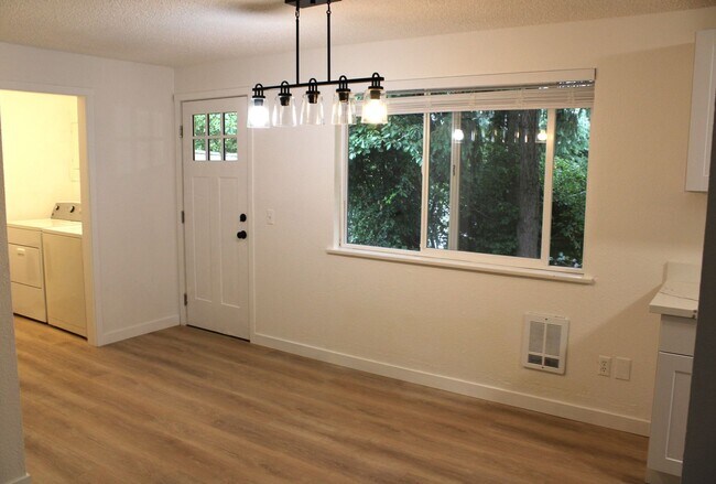 Foto del edificio - Updated 2 Bedroom Duplex with Garage and P...