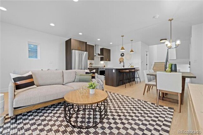 Foto del edificio - First Month on Us!  Gorgeous Contemporary ...