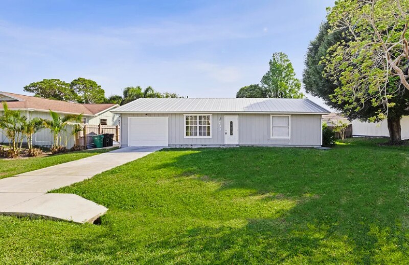 Foto principal - 733 SE Academy Ln