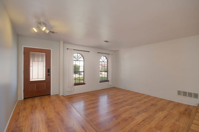 Building Photo - Amazing 3 Bedroom in the Academy Neighborhood