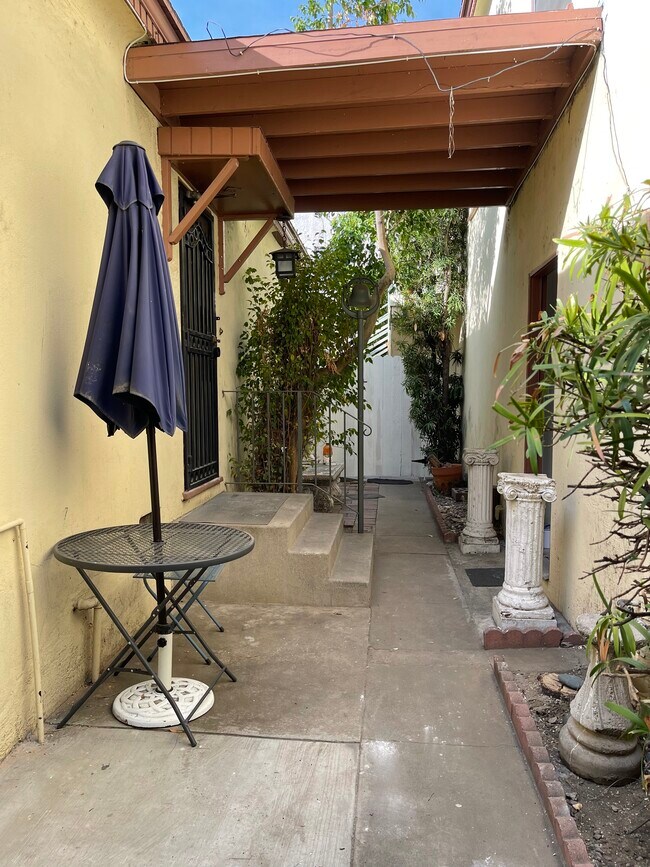Private patio - 12219 Magnolia Blvd