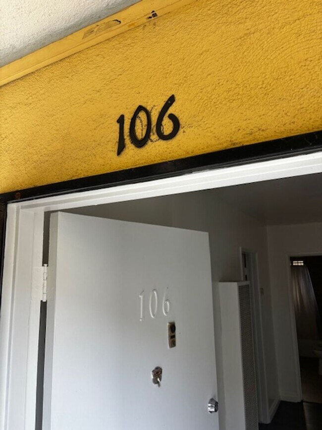 Foto del edificio - Spacious 1-Bedroom Apartment in Van Nuys –...
