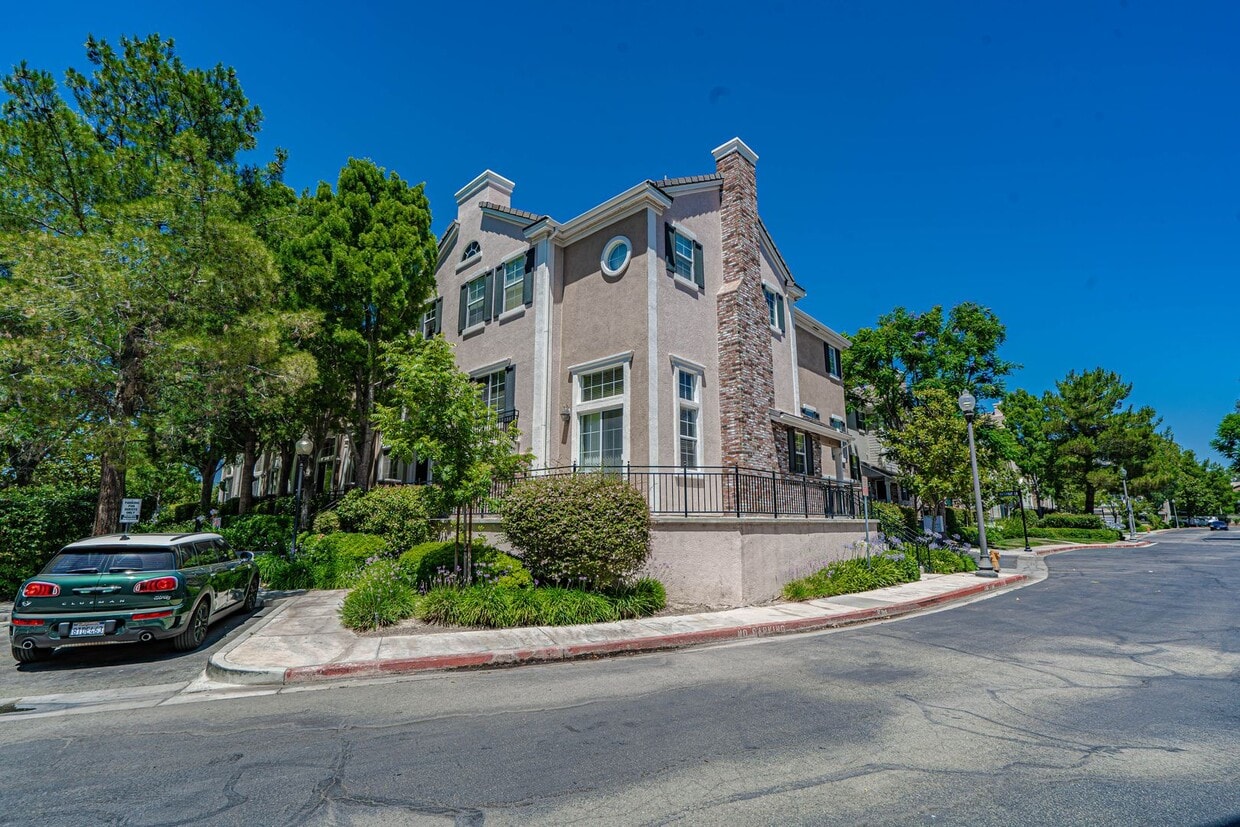 Primary Photo - Bridgeport 3 Bedroom Townhome in Valencia!