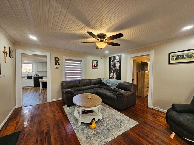 Foto del edificio - 208 W Main St