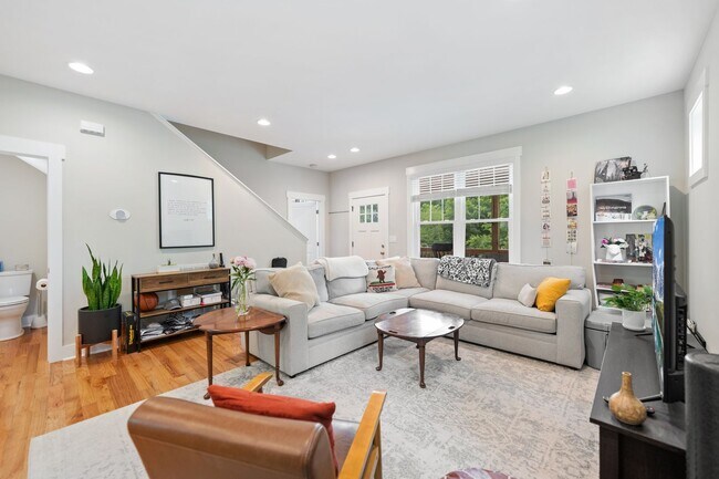 Foto del edificio - Beautiful, New 3 bed 2.5 bath with front p...