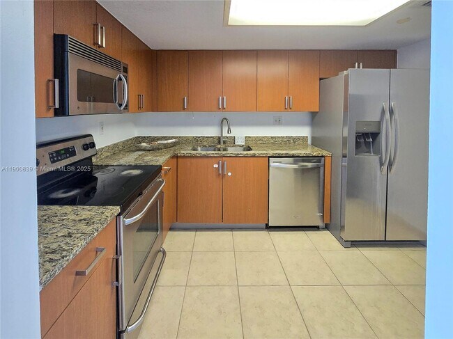 Foto del edificio - 3300 NE 192 St