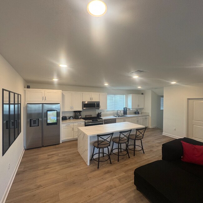 Building Photo - 2115 Reed Dr